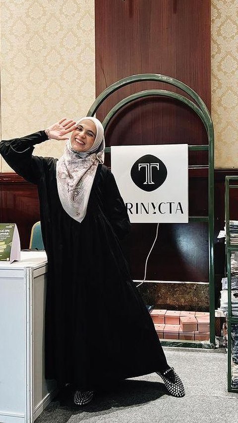 Tak banyak yang tahu, Nycta Gina juga memiliki brand busana muslim dan hijab sendiri lho.