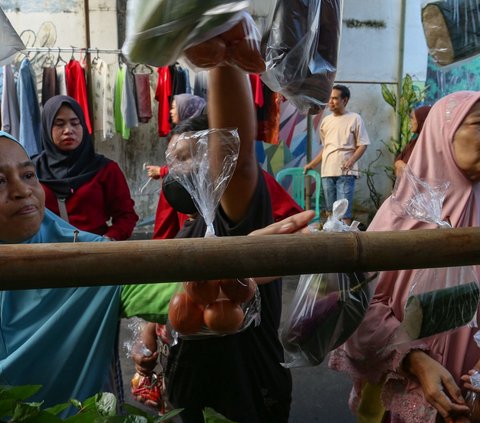 FOTO: Indahnya Berbagi Pakaian dan Sayur Gratis di Tengah Ramadan ala Warga Jati Padang