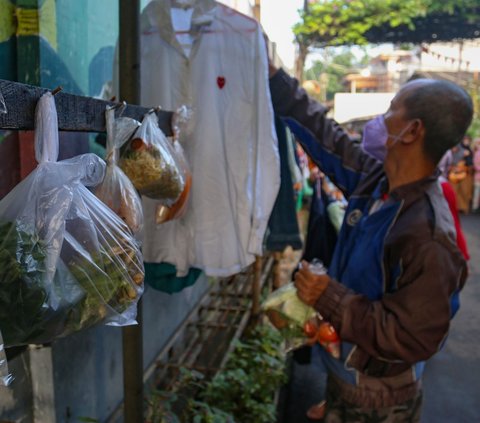 FOTO: Indahnya Berbagi Pakaian dan Sayur Gratis di Tengah Ramadan ala Warga Jati Padang