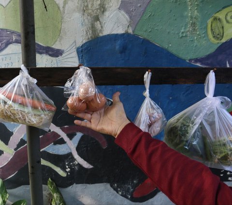 FOTO: Indahnya Berbagi Pakaian dan Sayur Gratis di Tengah Ramadan ala Warga Jati Padang