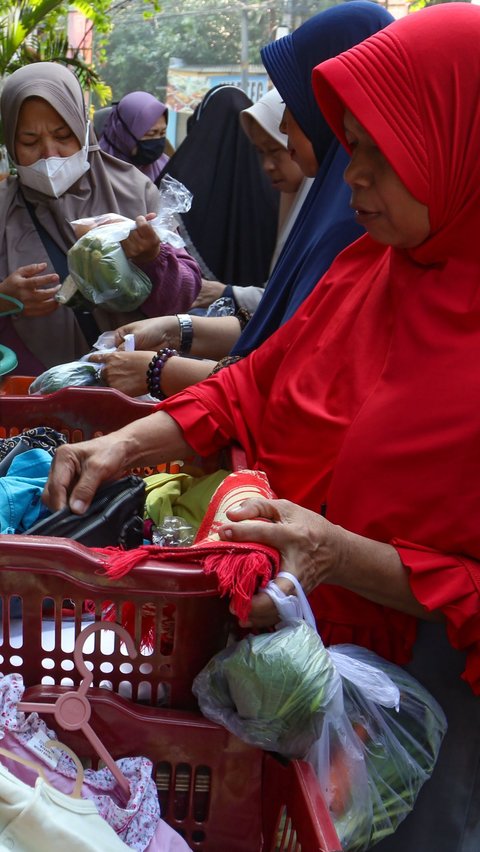 Sejumlah warga memillih sayur dan bahan pangan yang dibagikan gratis dalam bazar Ramadan di Jalan Jati Padang VI, Pasar Minggu, Jakarta, Jumat (29/3/2024). Merdeka.com/Arie Basuki