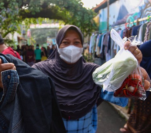 FOTO: Indahnya Berbagi Pakaian dan Sayur Gratis di Tengah Ramadan ala Warga Jati Padang