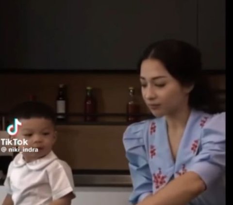 The Child Throws Things on the Stove, Nikita Willy's Reaction is Highlighted