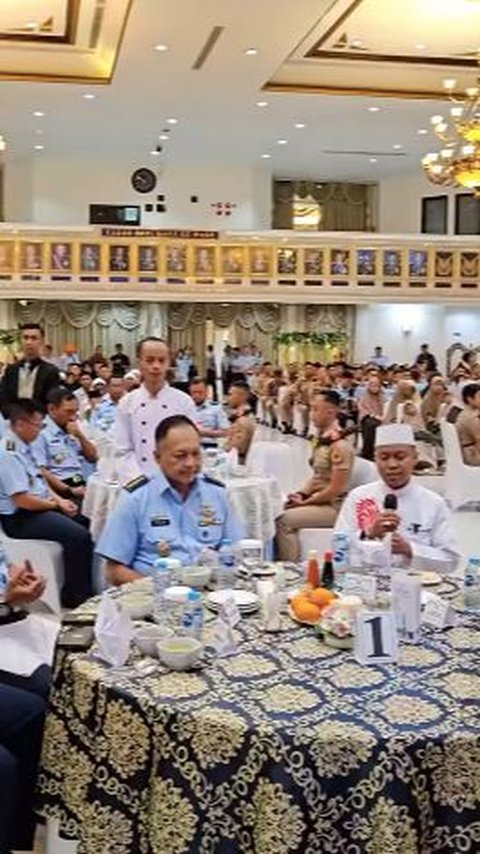 Momen Hangat Ulama Kondang Buka Puasa Bersama Jenderal AU, Beri Pesan 'Teruslah jadi Muslim Baik Jenderal' <br>