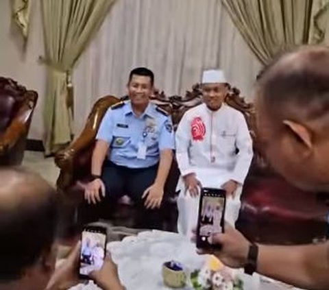 Momen Hangat Ulama Kondang Buka Puasa Bersama Jenderal AU, Beri Pesan 'Teruslah jadi Muslim Baik Jenderal'