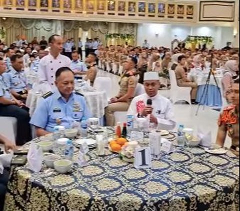 Momen Hangat Ulama Kondang Buka Puasa Bersama Jenderal AU, Beri Pesan 'Teruslah jadi Muslim Baik Jenderal'