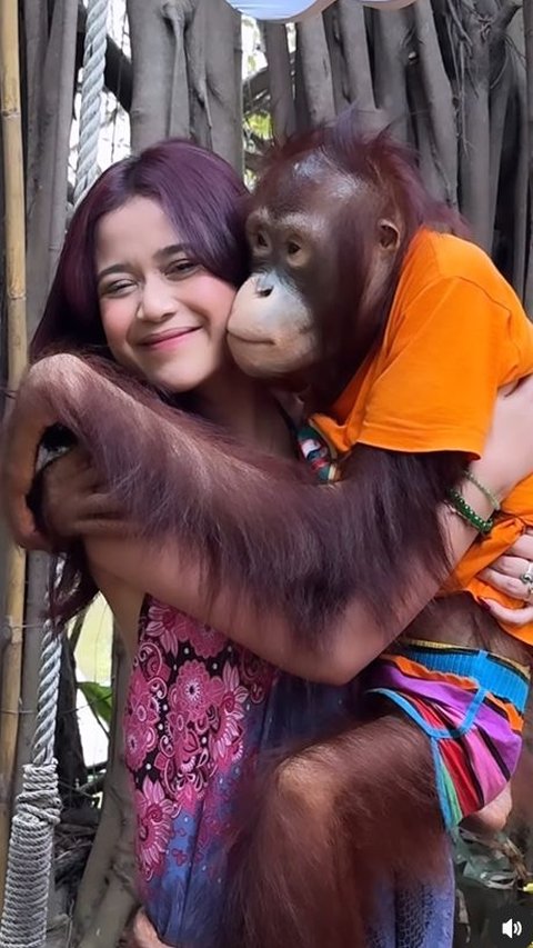 Bikin Syok, Momen Pose Brisia Jodie Pose Bareng Orangutan