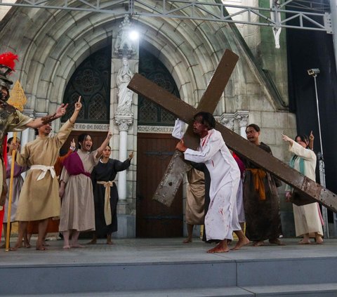 Sejumlah umat Katolik menampilkan prosesi Jalan Salib saat ibadah Jumat Agung pada perayaan Tri Hari Suci Paskah di Gereja Katedral, Jakarta, Jumat (29/3/2024). Prosesi Jalan Salib ini dihadirkan untuk merenungkan kisah sengsara Yesus Kristus yang akhirnya wafat disalib untuk menebus dosa para manusia. Liputan6.com/Herman Zakharia<br>