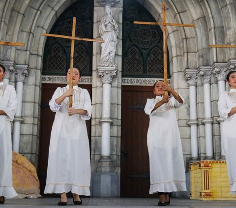 FOTO: Melihat Kesengsaraan Yesus Kristus dalam Prosesi Jalan Salib di Gereja Katedral Jakarta