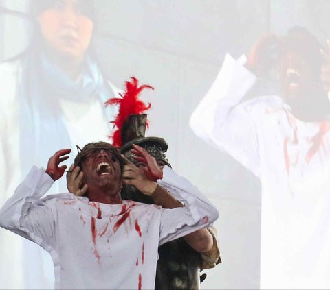 FOTO: Melihat Kesengsaraan Yesus Kristus dalam Prosesi Jalan Salib di Gereja Katedral Jakarta