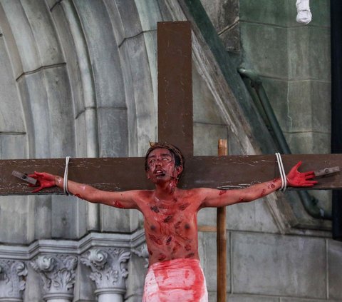 FOTO: Melihat Kesengsaraan Yesus Kristus dalam Prosesi Jalan Salib di Gereja Katedral Jakarta