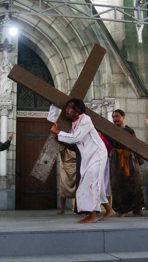 FOTO: Melihat Kesengsaraan Yesus Kristus dalam Prosesi Jalan Salib di Gereja Katedral Jakarta