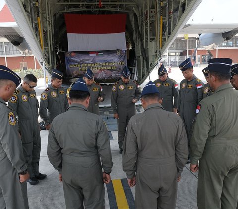 Sejumlah pasukan TNI memanjatkan doa sebelum menjalankan misi kemanusiaan untuk Jalur Gaza, Palestina di Lanud Halim Perdanakusuma, Jakarta, Jumat (29/3/2024). TNI mengirimkan 900 payung udara orang (PUO) dan payung udara barang (PUB) ke Kerajaan Yordania. Merdeka.com/Imam Buhori