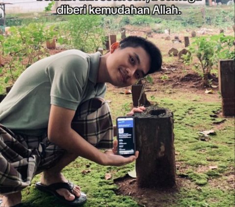 Kisah Haru Pemuda Bawa Kado ke Makam Mendiang Ibunda, Beri Hadiah Lolos SNBP 2024