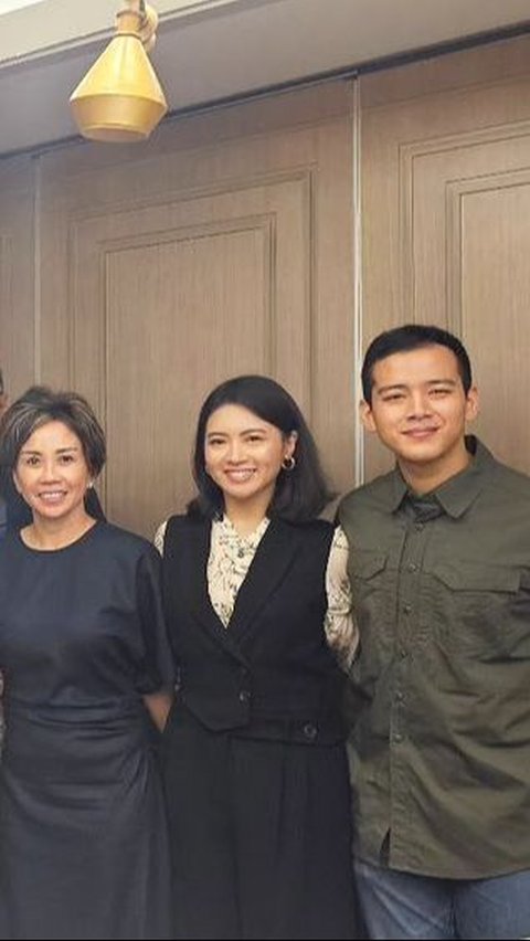 Saat sesi foto bersama Angela dan Akbar saling merangkul. Semua anggota yang hadir terlihat ceria dan bahagia.