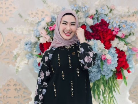 Bikin Pangling! Potret Iis Dahlia Tampil Berhijab, Netizen 'Cantik dan Adem'