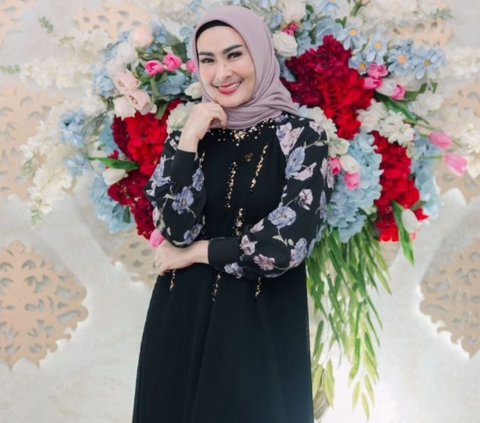 Bikin Pangling! Potret Iis Dahlia Tampil Berhijab, Netizen 'Cantik dan Adem'