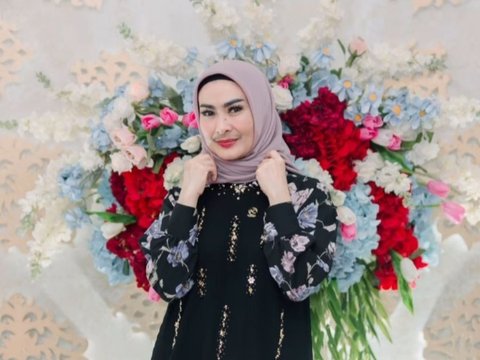 Bikin Pangling! Potret Iis Dahlia Tampil Berhijab, Netizen 'Cantik dan Adem'