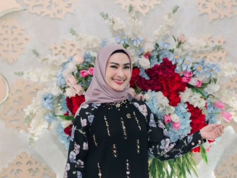 Bikin Pangling! Potret Iis Dahlia Tampil Berhijab, Netizen 'Cantik dan Adem'