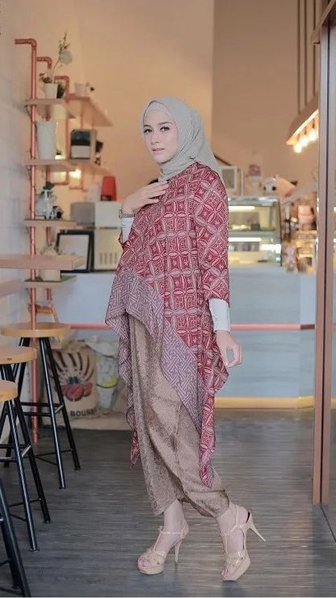 2. Pilih Batik Model Tunik Asimetris untuk Wanita yang Berhijab<br>