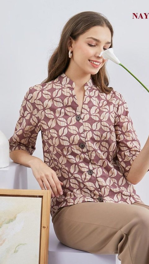 1. Blouse Batik Agnia dari Nayara<br>