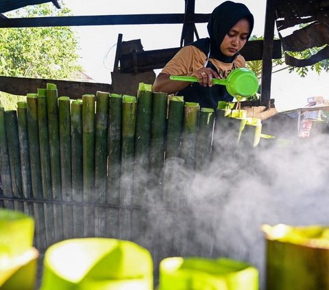 Ramadan identik dengan berbagai hidangan lezat yang pas untuk dinikmati ketika waktu berbuka puasa. Salah satu kuliner khas Ramadan yang tidak boleh dilewatkan adalah lemang. <br><br>Lemang merupakan hidangan tradisional yang terbuat dari beras ketan yang dikukus dalam bambu. Chaideer Mahyuddin/AFP<br>