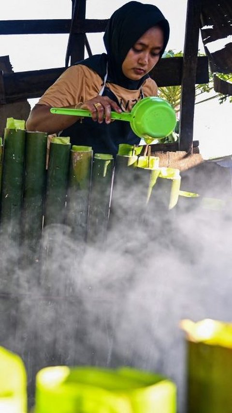 FOTO: Mengintip Pembuatan Lemang, Kuliner Khas Ramadan yang Menggugah Selera