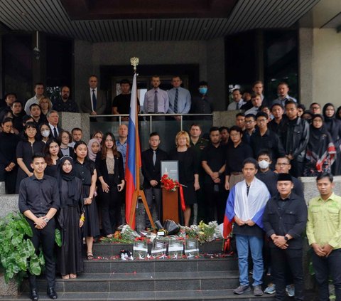 Puluhan orang menggelar aksi solidaritas dan doa bersama untuk korban serangan teror Moskow di Kantor Kedutaan Besar Rusia, Jakarta, Jumat (29/3/2024). Aksi ini turut dihadiri Wakil Duta Besar Rusia untuk Indonesia, Veronika Novoseltseva. Liputan6.com/Herman Zakharia