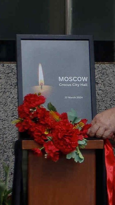 Aksi solidaritas dan doa bersama sebagai bentuk duka cita atas tragedi penembakan di Crocus City Hall, Moskow, menjelang konser band rock Picnic pada 22 Maret 2024. Liputan6.com/Herman Zakharia