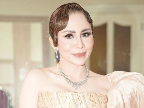 Potret Cantik Momo Geisha dalam Balutan Gaun Warna Nude, Penampilannya Disebut Bak Marilyn Monroe