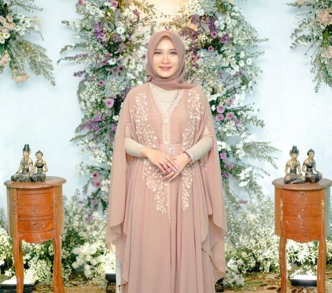 10 Rekomendasi Model Gamis Lebaran 2024 Terbaru, Bikin Makin Cantik!