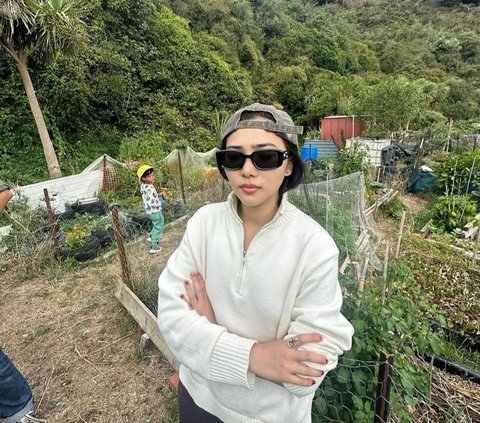 Potret Seru Isyana Sarasvati Asyik Panen Tomat di Kebun Kai Milik Sang Kakak di New Zealand