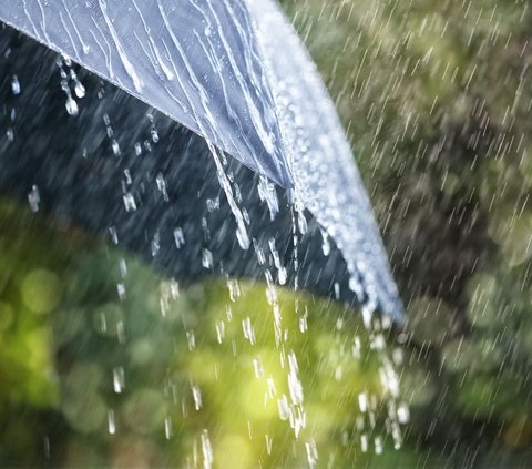 BMKG: Waspada Hujan Lebat Disertai Petir dan Angin Kencang Berpotensi di 27 Daerah Ini