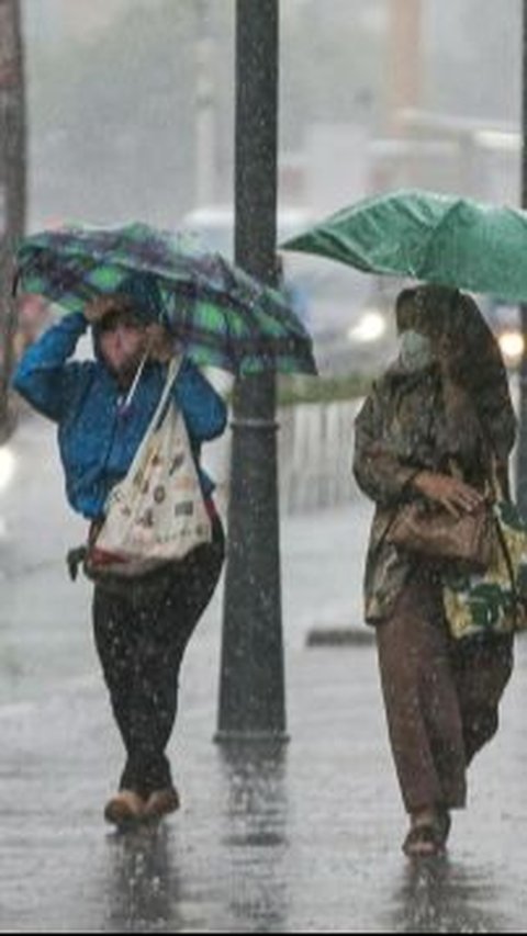 Prakiraan Cuaca Jakarta Minggu 3 Maret, Potensi Hujan Petir Siang Hari