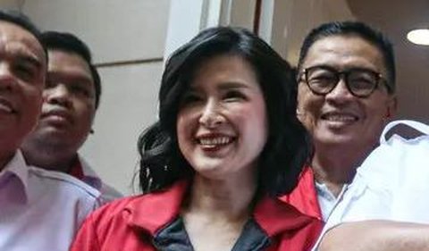 Wakil Ketua Dewan Pembina Partai Solidaritas Indonesia (PSI) Grace Natalie menggoda Walikota Solo Gibran Rakabuming Raka saat acara Kopdarnas PSI