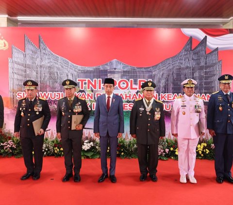 Jenderal Kehormatan TNI 'Ngabaso' Ditemani Komjen Polri, Warungnya Punya Eks Kasad