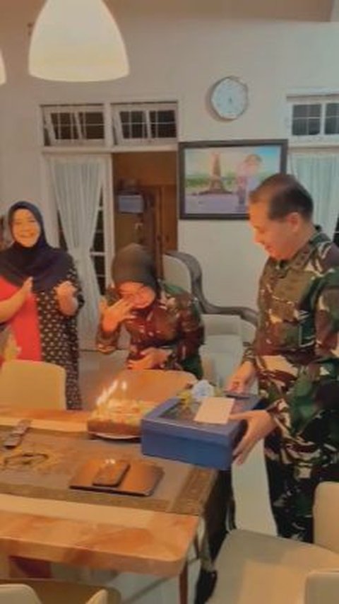 Dalam video tampak, Tatang dan istri telah menyiapkan kue ulang tahun beserta lilin-lilin kecil. <br>