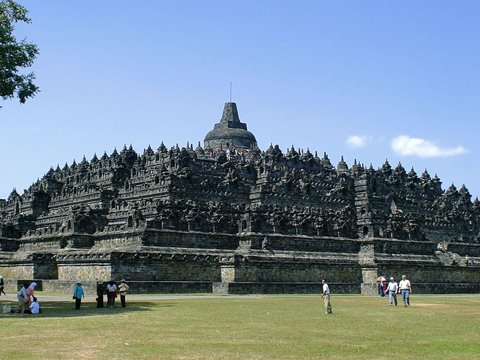 8. Candi Borobudur