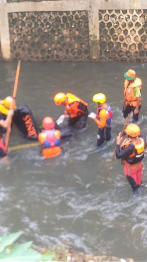 Dua Anak Hanyut saat Berenang di Kali Mampang, Ditemukan Meninggal Dunia