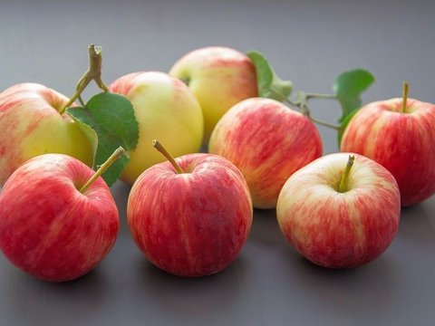 Beberapa buah manis yang mudah ditemui di sekitar rumah ini bisa bantu turunkan gula darah loh! Berikut daftarnya.