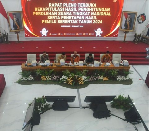 Ketua KPU Hasyim Asy'ari berbincang dengan Anggota KPU saat rapat pleno rekapitulasi hasil perolehan suara dari pemungutan suara luar negeri tingkat nasional  di gedung KPU Jakarta,  Rabu (28/02/2024). Rapat ini sempat ditunda pukul 10.40 WIB lantaran Ketua KPU Hasyim Asy'ari dan keenam anggotanya harus menjalani persidangan di Dewan Kehormatan Penyelenggara Pemilu (DKPP) terkait kebocoran data pemilih tetap (DPT). Setelah selesai mengikuti persidangan, Hasyim kembali membuka rapat pleno rekapitulasi tersebut sekitar pukul 14.45 WIBfoto: foto: merdeka.com/ arie basuki