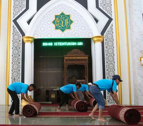 Karyawan PT Matahari Putra Prima, Tbk membersihkan Masjid Jami Al Muhajirin Karawaci, Tangerang, Minggu (3/3/2024). Aksi bersih-bersih masjid bertajuk 