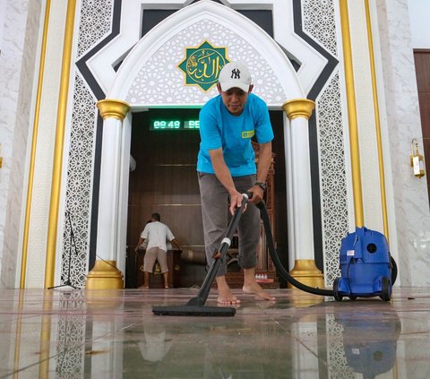 FOTO: Aksi Bersih-Bersih Masjid Jelang Bulan Suci Ramadan 1445 Hijriah