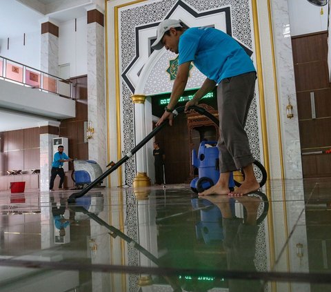 FOTO: Aksi Bersih-Bersih Masjid Jelang Bulan Suci Ramadan 1445 Hijriah