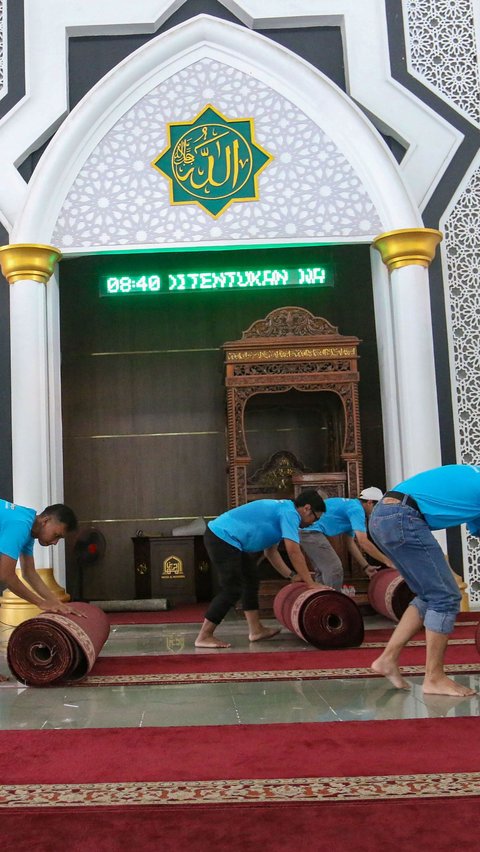 Karyawan PT Matahari Putra Prima, Tbk bersama pengurus DKM membersihkan Masjid Jami Al Muhajirin Karawaci, Tangerang, Minggu (3/3/2024). Merdeka.com/Arie Basuki