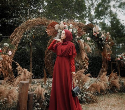 Inspirasi warna baju lebaran paling trendy di 2024 untuk penampilan yang makin menawan saat lebaran.
