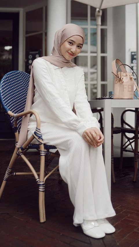 Inspirasi warna baju lebaran paling trendy di 2024 untuk penampilan yang makin menawan saat lebaran.