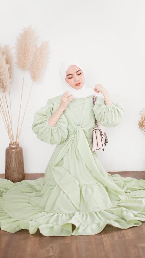 Inspirasi warna baju lebaran paling trendy di 2024 untuk penampilan yang makin menawan saat lebaran.