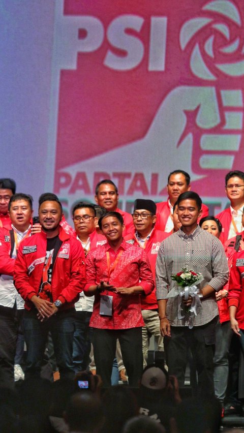 Ketua Umum Partai Solidaritas Indonesia (PSI) Kaesang Pangarep menerima surat keputusan dari Wakil Ketua Dewan Pembina PSI Grace Natalie saat acara Kopdarnas Deklarasi Sikap Politik PSI di Jakarta, Senin (25/9/2023). Dalam acara tersebut PSI mengangkat Kaesang Pangarep sebagai Ketua Umum PSI menggantikan Giring Ganesha.