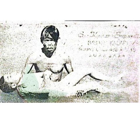 Mbah Kalap sehari-hari memantau pintu air, termasuk mencegah orang yang hendak bunuh diri atau menyelamatkan anak yang terseret sungai.<br><br>Foto Mbah Kalap saat menyelamatkan anak tenggelam (laman Surabaya Historical)